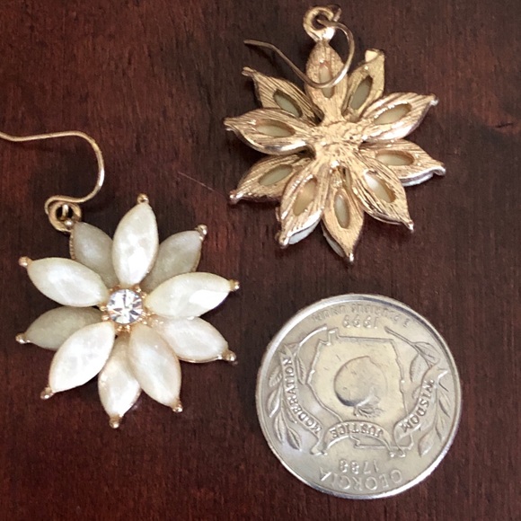 Flower earrings. NWOT - Picture 6 of 7